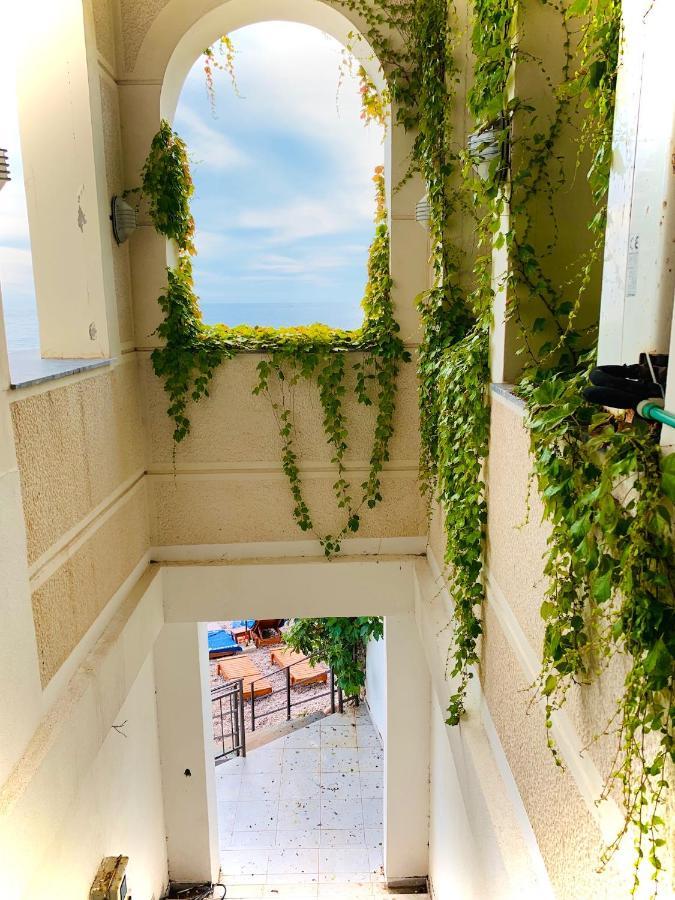 Sound Of The Sea Apartment Sveti Stefan Eksteriør billede